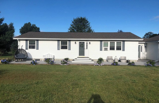 Charming 3-bedroom house in wonderful Sackets Harbor with WiFi, AC