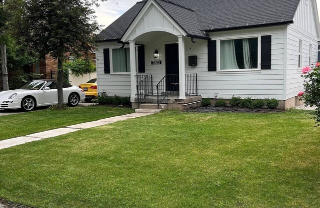 Charming 3-bedroom cottage in fabulous Salt Lake City with WiFi, AC