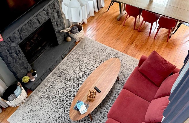 Charming 3-bedroom chalet with, Hot tub,Game room,Fireplace, near Jim Thorpe.