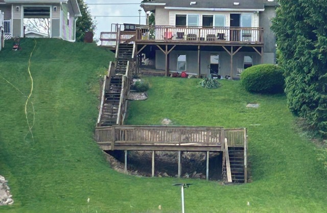 Charming 3-bedroom lake house on Tri lakes 6 miles north of Columbia City.