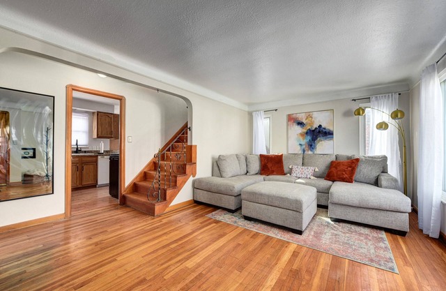 Charming 3-bedroom bungalow in Cleveland area!