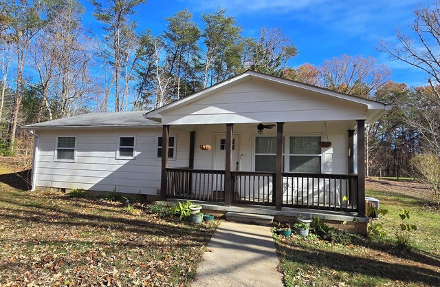 Charming 3-bedroom pet-friendly cottage surrounded by the Blue Ridge Mountains.