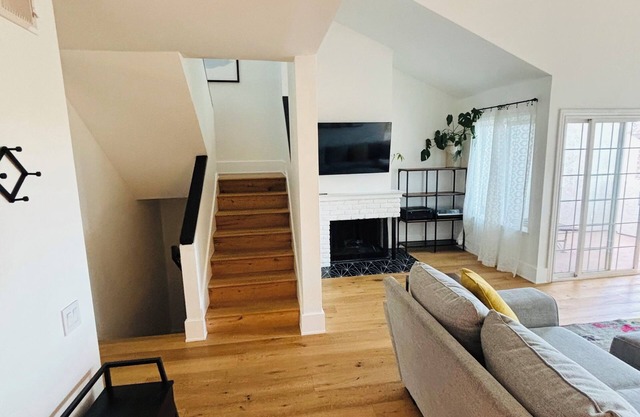 Charming 3-bedroom townhome with AC and WiFi in serene Mission Viejo