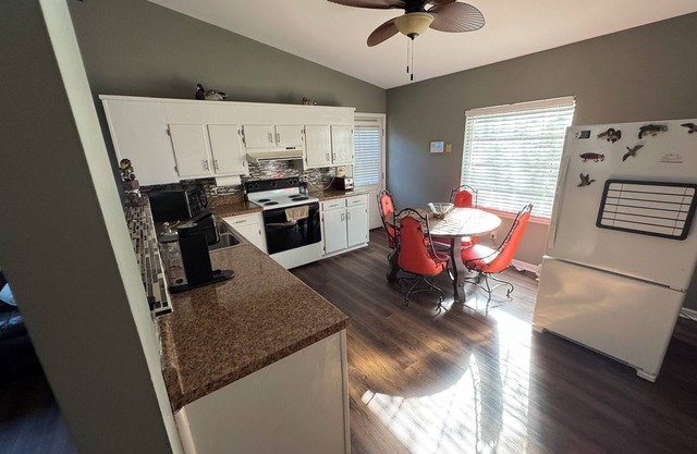 Charming 3-bedroom house within a mile of lake access in Moncks Corner