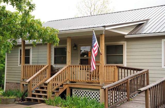 Charming 3-bedroom cabin with a view, AC/wifi located near Mountain View