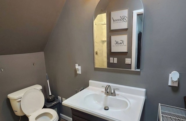 Charming 3-bedroom house with fitness equipment in an established neighborhood.