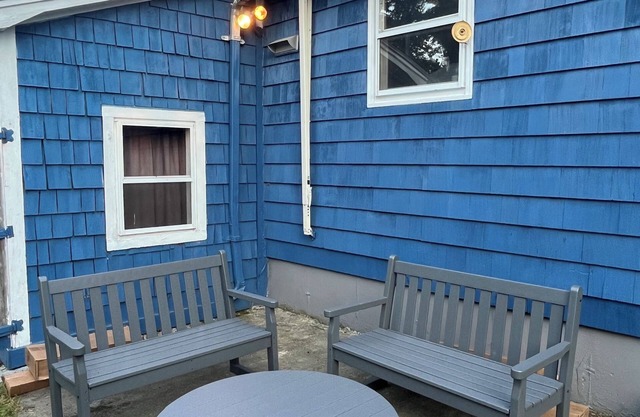 Charming 3-bedroom 2-bath house in the heart of Winter Harbor with AC, WiFi.