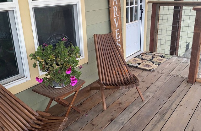 Charming 3-bedroom 2 bath cottage with vinyard views in welcoming Hopland