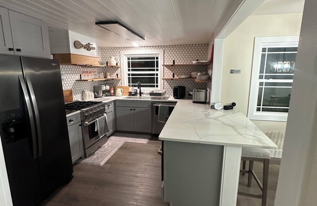 Charming 3 bedroom 2 bath house with 2 car garage, WiFi and AC in Morrow.