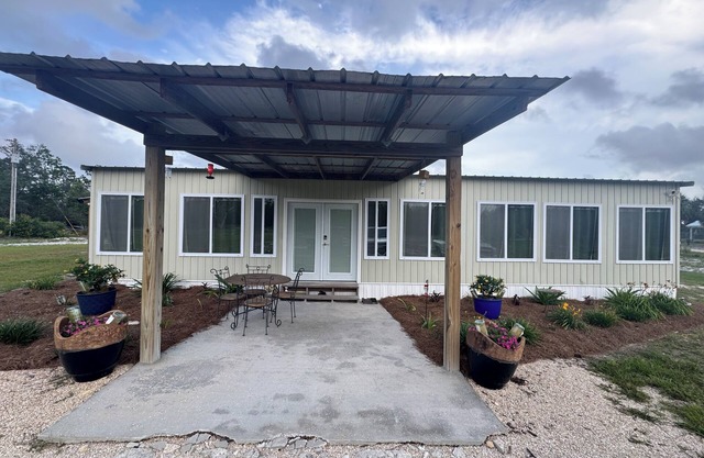 Charming 3-bedroom 2 bath home with WiFi, & full gym. 1.5 miles from ramp.