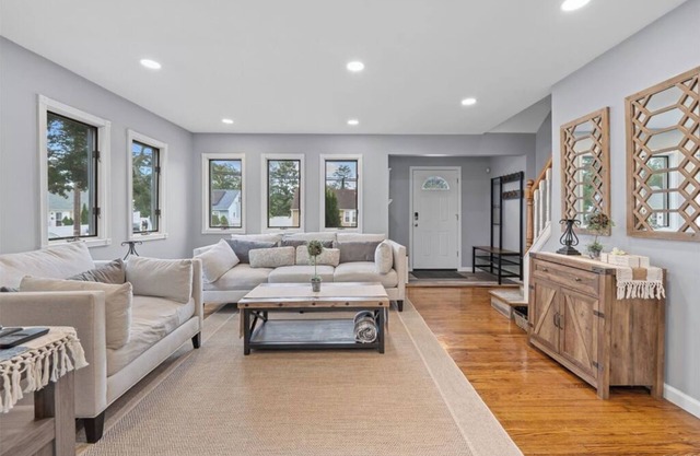 Charming 3-bedroom 2-bath apartment with AC, WiFi in fabulous Amityville