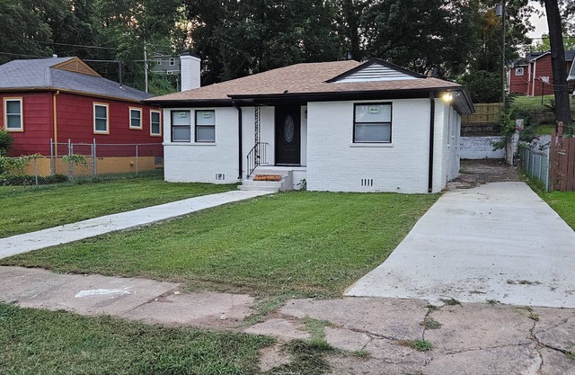 Charming 3-bedroom 2 bathroom house with WiFi, AC in marvelous Birmingham..