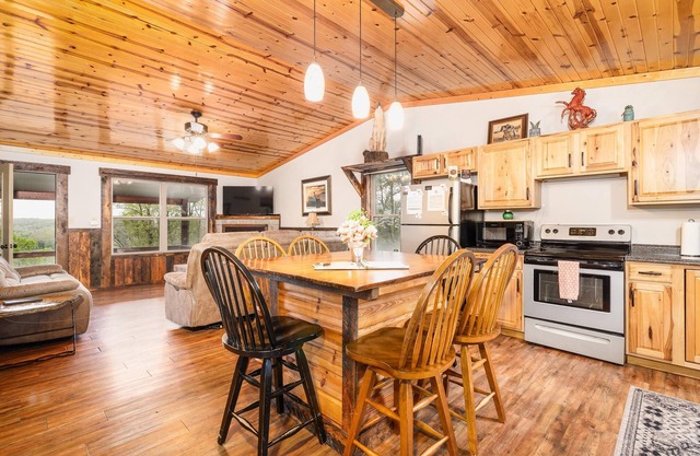 Charming 3 bedroom, 2 bath cabin with Hot Tub and Private Meramec River Access