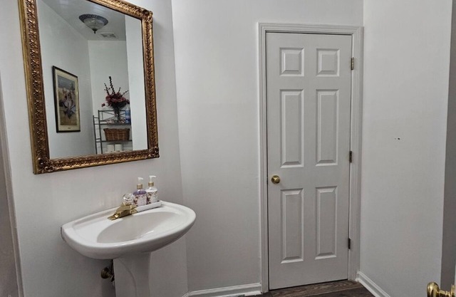 Charming 3-bedroom 3 ba house with WiFi, AC pet friendly in tranquil Suwanee
