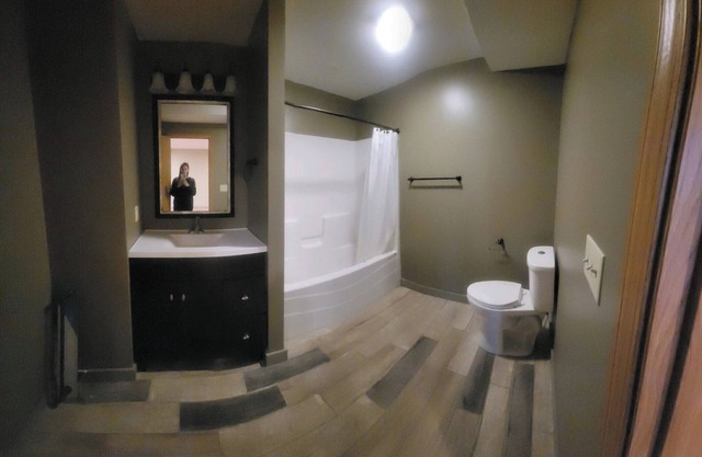 Charming 3-bedroom apartment in lower level of home. Eagle Lake with AC, WiFi