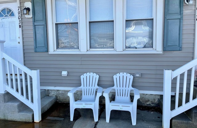 Charming 3 bedroom apartment in LBI w. Central AC outdoor shower 2 mins to beach
