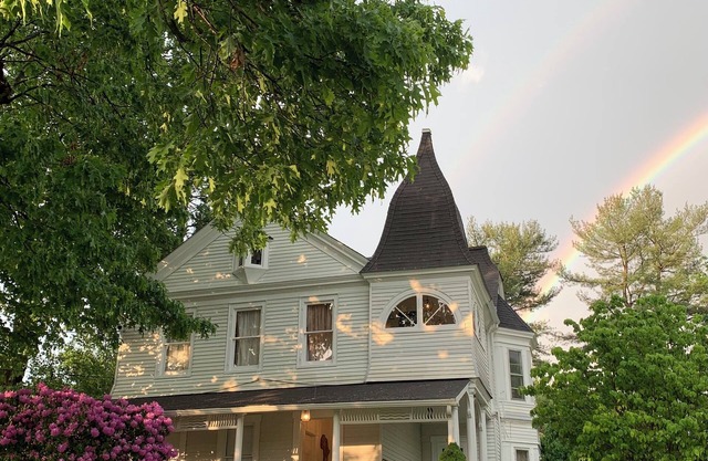 Charming 3-bedroom apartment on 2nd floor in fabulous Millbrook NY