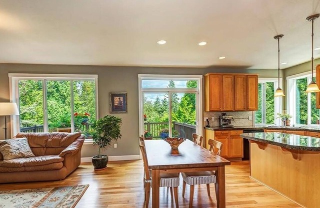 Charming 3-bedroom bed & breakfast in Mill Creek with WiFi. Close to town center