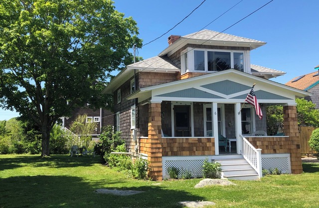 Charming 3-bedroom beach cottage on Groton Long Point with water views