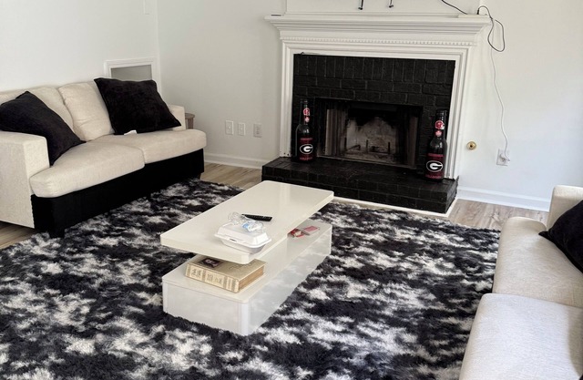 Charming 3-bedroom building with WiFi, AC in brilliant Buford