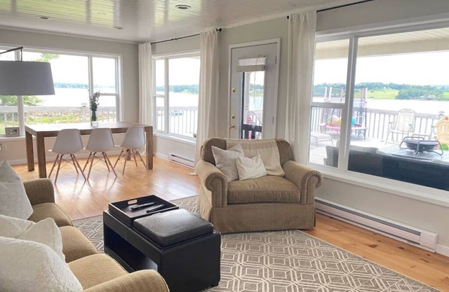 Charming 3-bedroom cottage in serene New London with AC, WiFi
