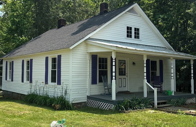 Charming 3-bedroom cottage in Cumberland with private lake access