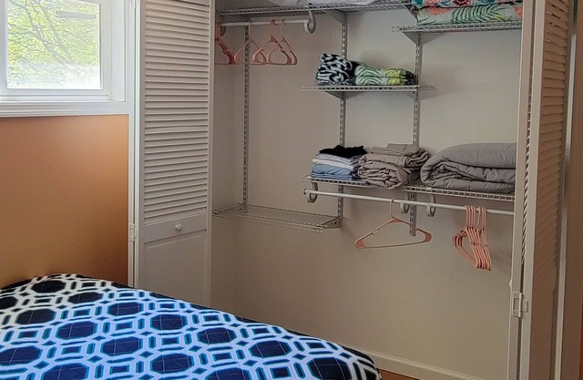 Charming 3-bedroom cottage in North East with WiFi, AC, Lake Erie Sunsets