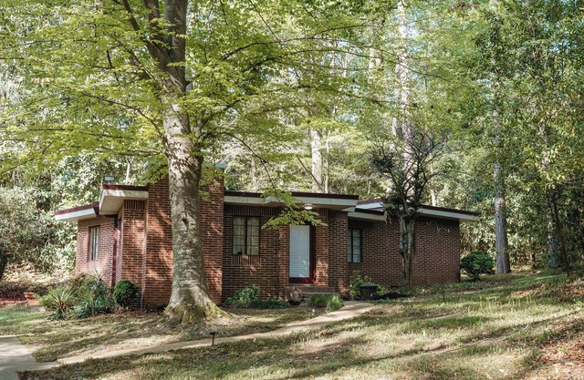 Charming 3 Bedroom Cottage, located minutes away from the University of Alabama.