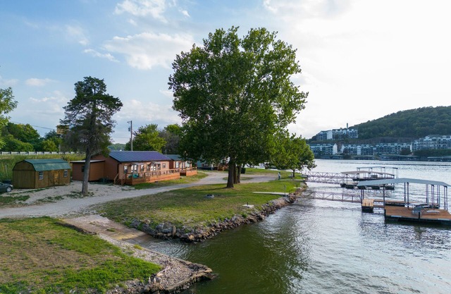 Charming 3 bedroom cabin with private covered dock. Close to Old Kinderhook.