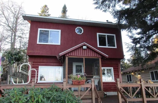 Charming 3-bedroom cabin in enchanting Au Train with WiFi