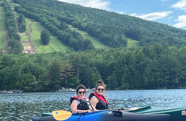 Charming 3-bedroom cabin in Bridgton, ME with WiFi, AC, lake, pool area, skiing