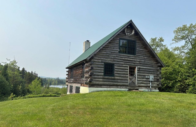 Charming 3-bedroom cabin in Woodford private with mountain and pond view