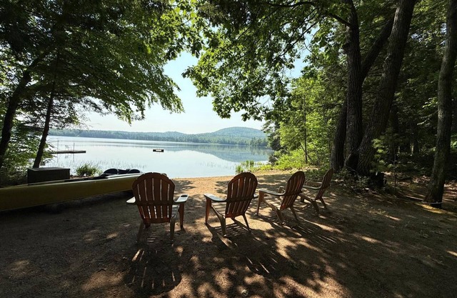 Charming 3-bedroom cabin in Madison, NH with private access to lake.