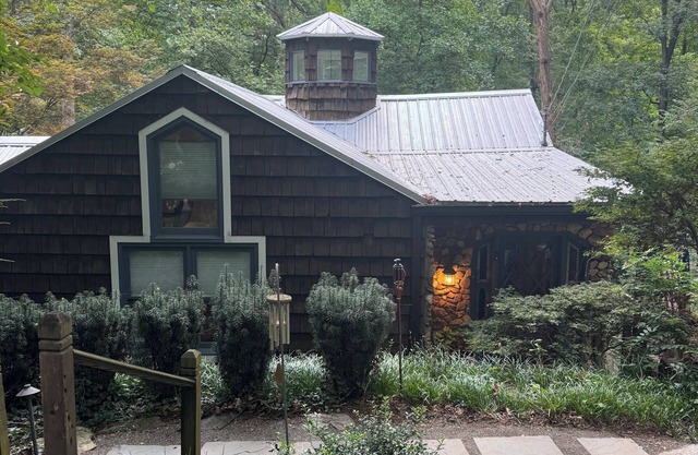 Charming 3-bedroom cabin nestled in the forrest of City of Mt. Park.