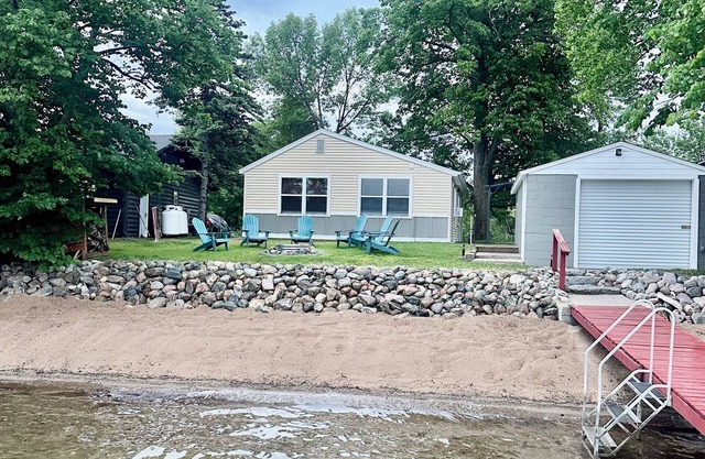 Charming 3-bedroom cabin right on the sandy shore of beautiful Star Lake.