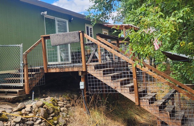 Charming 3-bedroom cabin on Little River near 8 picturesque water falls