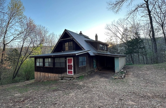 Charming 3-bedroom cabin with AC and WiFi in Fox, AR