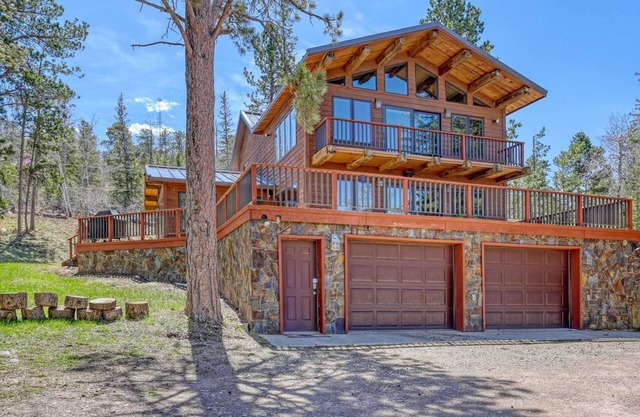 Charming 3-bedroom chalet right off the ski slopes!