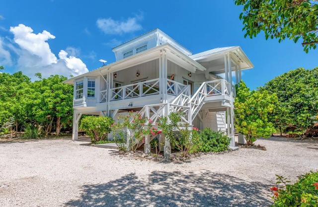 Charming 3-bedroom cottage in serene North End of Elbow Cay with Community Dock
