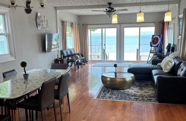 Charming 3-bedroom cottage with AC, WiFi in lovely Crystal Beach