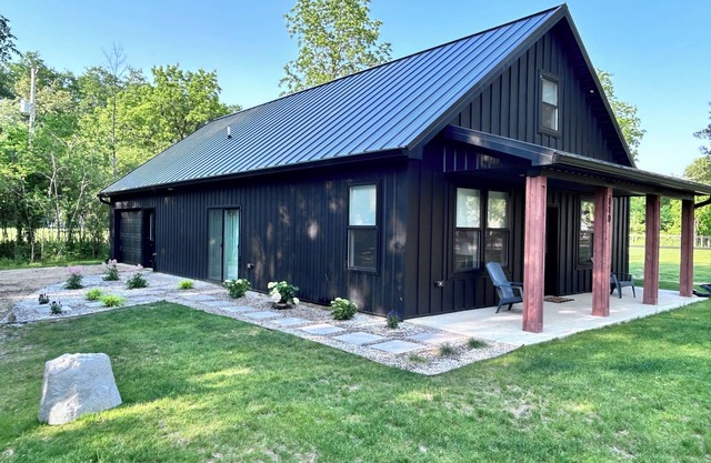 Charming 3-bedroom cottage in wonderful Clarklake with lake access and fire pit.