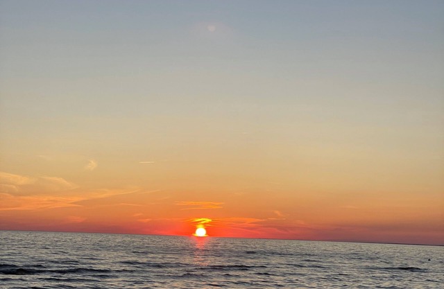 Charming 3-bedroom cottage with dazzling sunset views