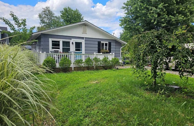 Charming 3-bedroom cottage with AC and WiFi in serene New Paltz
