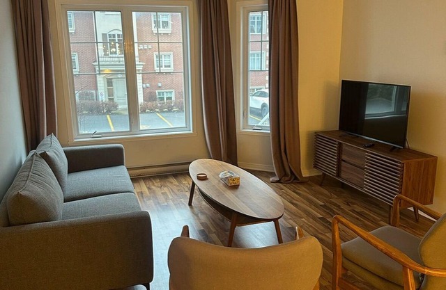 Charming 3-bedroom condo on 2 levels with AC & WiFi in marvelous canada location