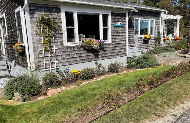 Charming 3-bedroom cottage on Pigeon Hill Peninsula withWiFi.