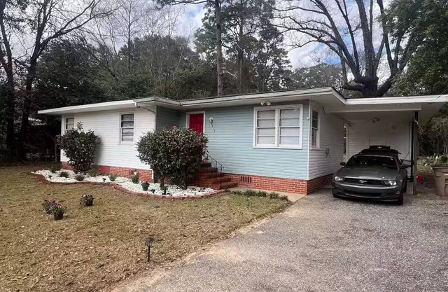 Charming 3-bedroom cottage with WiFi, AC nears parks and shopping