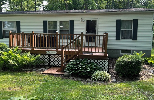 Charming 3-bedroom cottage with AC, WiFi in fabulous Hector.