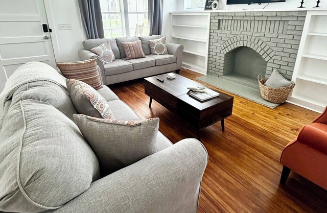Charming 3-bedroom cottage with WiFi and AC in delightful Macon