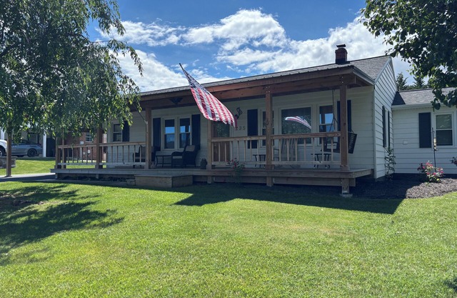 Charming 3-bedroom Country Porch Home with AC, WiFi in Welcoming Town of Dayton