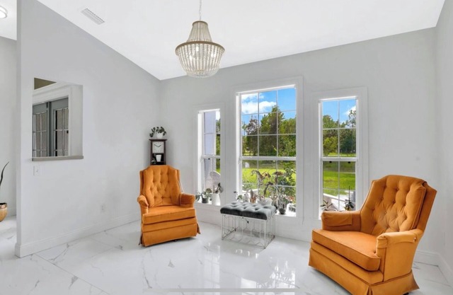 Charming 3-Bedroom + Den Sanctuary in Naples: 1 Acre of Tranquility AC & WiFi!